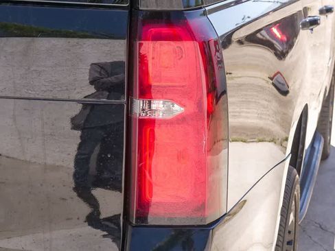 Used 2018 Chevrolet Suburban LT RWD image 10