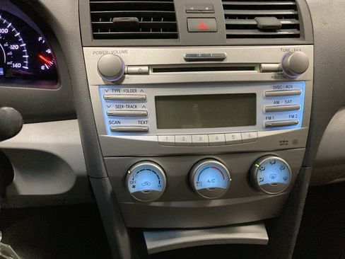 Used 2011 Toyota Camry LE image 11