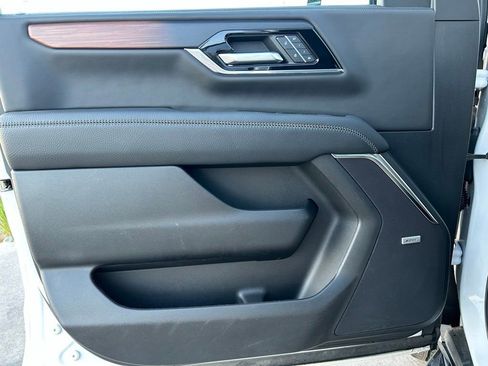 Used 2025 GMC Yukon XL Denali AWD/4WD image 12