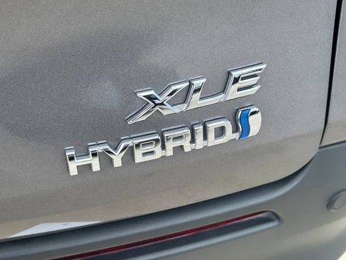 Used 2024 Toyota Sienna XLE FWD image 13