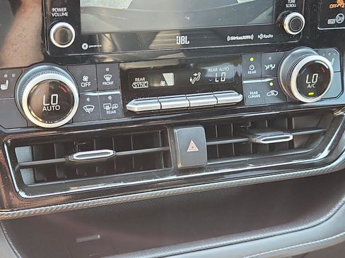 Used 2021 Toyota Highlander XSE AWD/4WD image 27