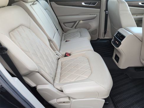 Used 2024 Volkswagen Atlas SEL Premium R-Line image 31