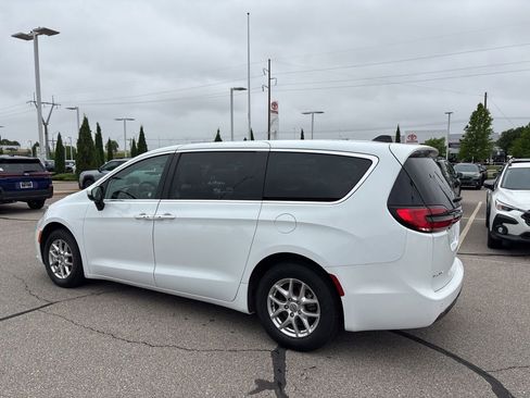Used 2023 Chrysler Pacifica Touring-L FWD image 6