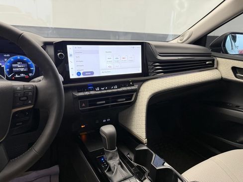 Used 2025 Toyota Camry XLE AWD/4WD image 6