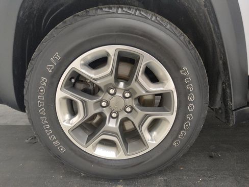Used 2019 Jeep Cherokee Trailhawk w/ Cold Weather Group AWD/4WD image 31