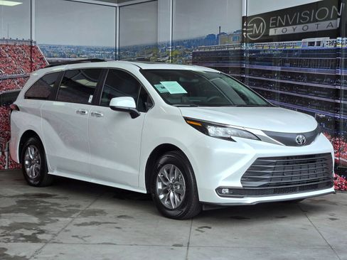 Used 2026 Toyota Sienna XLE FWD image 1