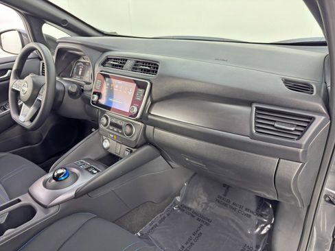 Used 2025 Nissan Leaf S image 13