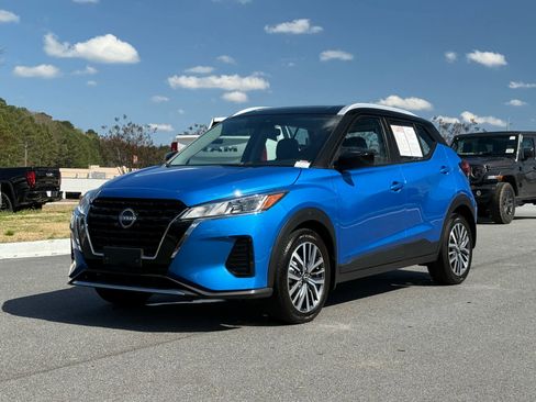 Used 2023 Nissan Kicks SV image 1