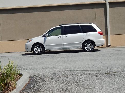 Used 2005 Toyota Sienna XLE Limited image 11