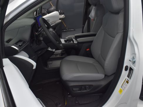 Used 2026 Toyota Sienna XLE FWD image 23