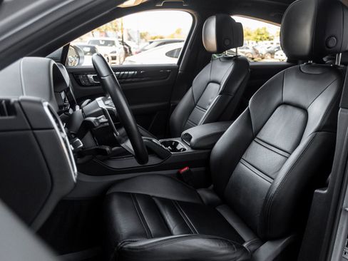 Certified 2022 Porsche Cayenne image 5