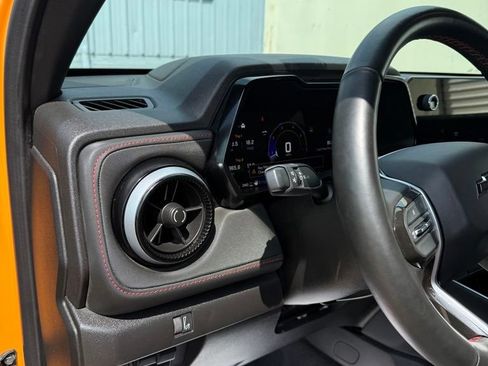 Used 2025 Chevrolet Colorado Z71 w/ Technology Package AWD/4WD image 13