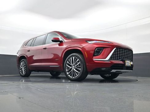 Used 2025 Buick Enclave Avenir image 24