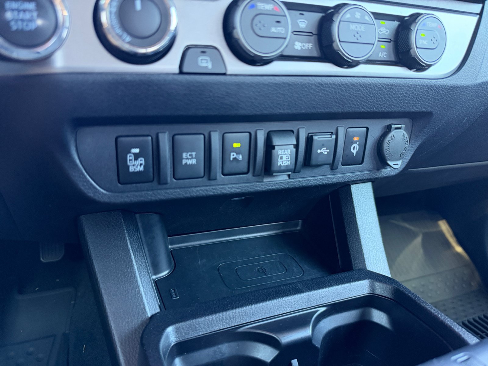 Used 2022 Toyota Tacoma Limited AWD/4WD image 24