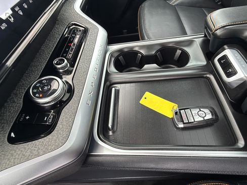 Used 2025 Ford Expedition Tremor AWD/4WD image 31