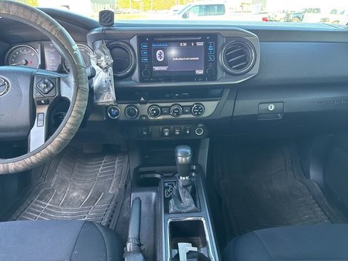 Used 2018 Toyota Tacoma TRD Sport image 11