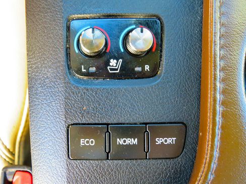 Used 2016 Toyota Avalon Limited image 28