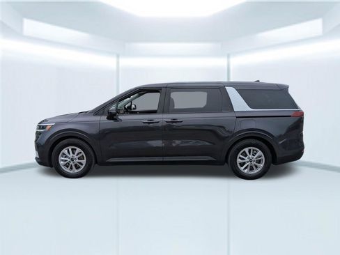 Used 2023 Kia Carnival LX FWD image 2