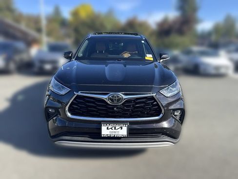 Used 2020 Toyota Highlander Platinum AWD/4WD image 2