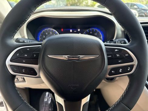 Used 2023 Chrysler Pacifica Touring-L w/ Uconnect Theater Family Group FWD image 35