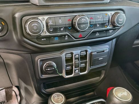 Used 2023 Jeep Wrangler Unlimited Sahara w/ Cold Weather Group AWD/4WD image 17
