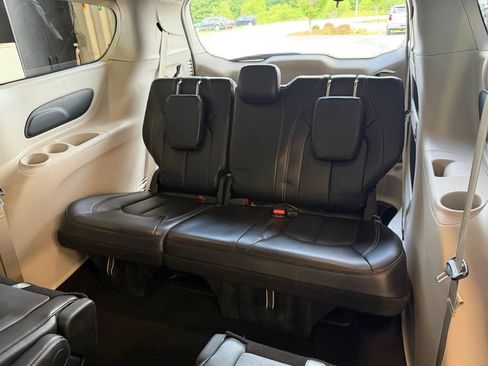 Used 2024 Chrysler Pacifica Touring-L FWD image 27