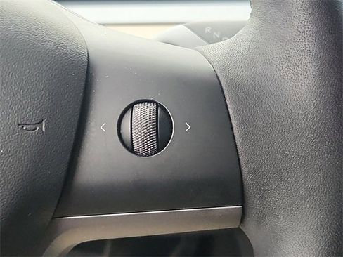 Used 2022 Tesla Model Y Performance image 23