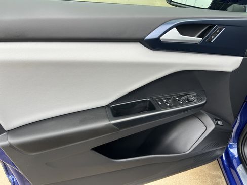 Used 2022 Volkswagen Taos SE w/ Panoramic Sunroof Package image 13