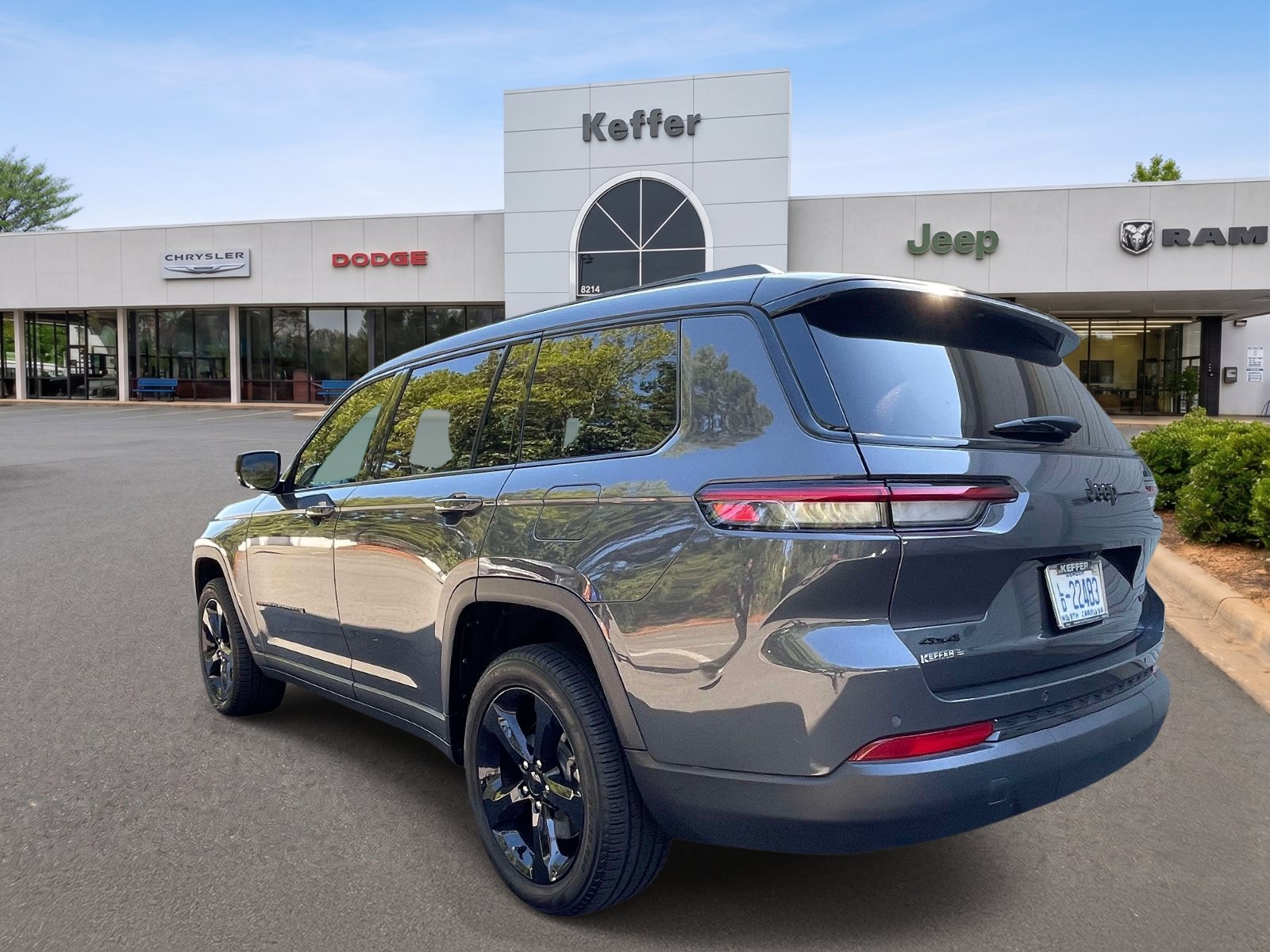 Used 2025 Jeep Grand Cherokee L Limited w/ Black Appearance Package AWD/4WD image 4