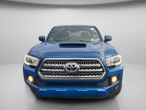 Used 2016 Toyota Tacoma TRD Sport w/ Towing Package image 3