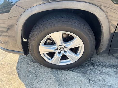 Used 2023 Toyota Highlander L FWD image 2