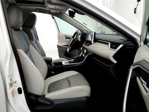 Used 2019 Toyota RAV4 Limited image 17