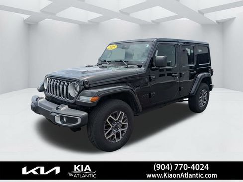 Used 2025 Jeep Wrangler Unlimited Sahara AWD/4WD image 7
