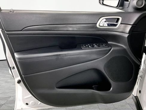 Used 2021 Jeep Grand Cherokee Laredo AWD/4WD image 19