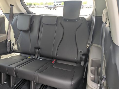 New 2026 Kia Carnival EX FWD image 19