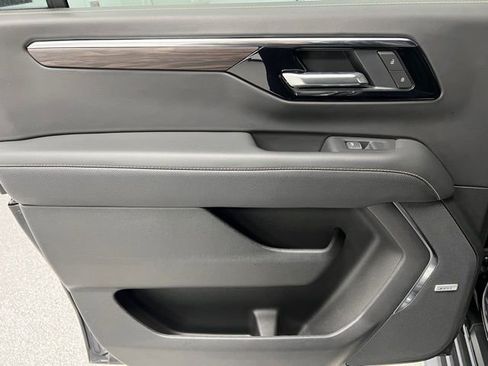 Used 2025 Chevrolet Suburban Premier AWD/4WD image 40