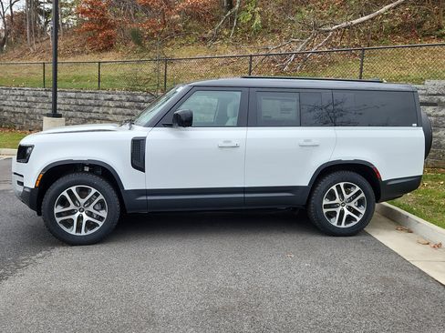 Used 2025 Land Rover Defender 130 S image 6