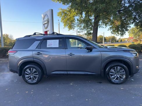 Certified 2024 Nissan Pathfinder SV image 8