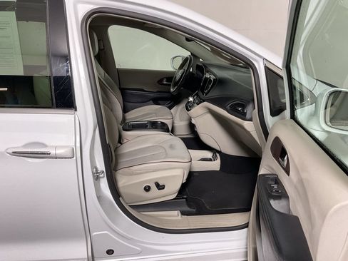 Used 2020 Chrysler Pacifica Limited FWD image 34