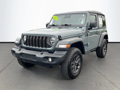 Used 2025 Jeep Wrangler Sport AWD/4WD image 3
