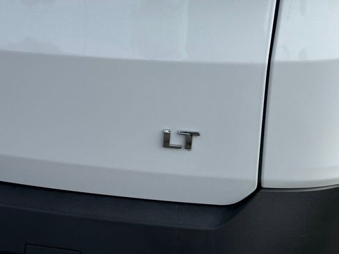 Used 2023 Chevrolet Traverse LT image 8