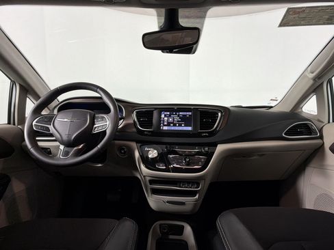 Used 2023 Chrysler Voyager LX FWD image 13