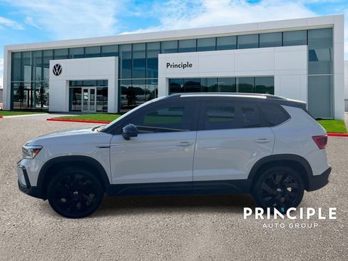 Used 2024 Volkswagen Taos SE w/ Panoramic Sunroof Package AWD/4WD image 6