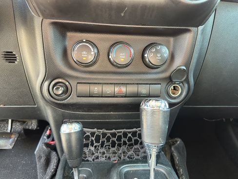 Used 2018 Jeep Wrangler Unlimited Sahara image 16