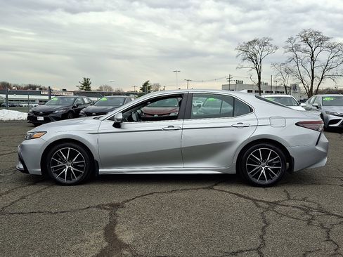 Used 2023 Toyota Camry SE image 4
