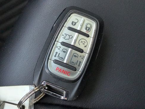 Used 2025 Chrysler Pacifica Select FWD image 28