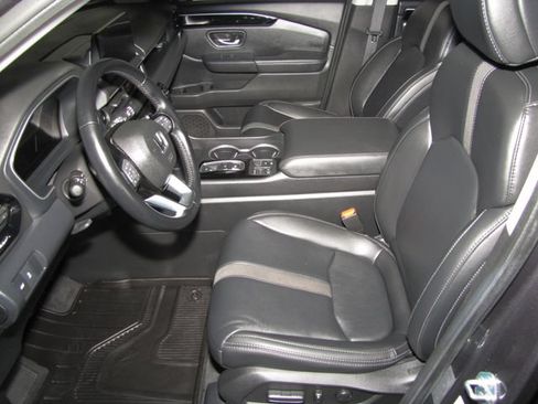 Certified 2025 Honda Pilot Touring image 9