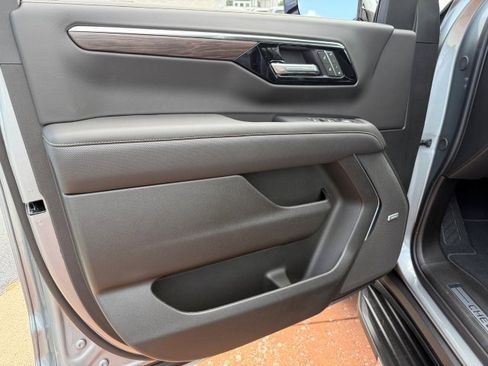 New 2025 Chevrolet Suburban Premier image 9