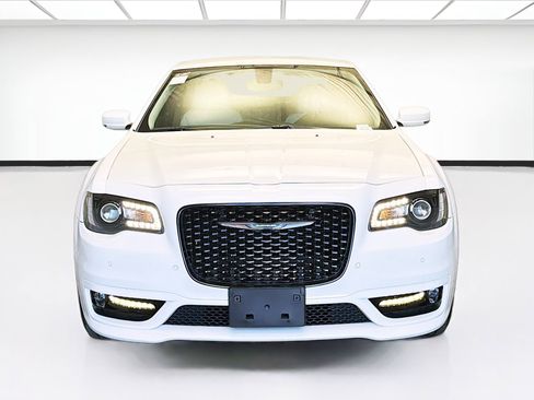 Used 2023 Chrysler 300 Touring L image 2