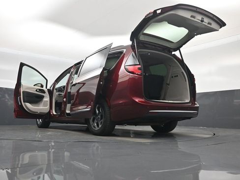 Used 2022 Chrysler Pacifica Limited image 64